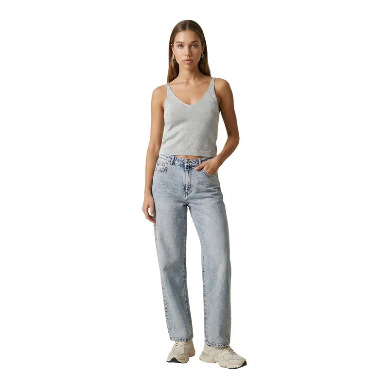 Hellblaue Jeans aus Denim mit geradem Bein und klassischem Fünf-Taschen-Design, kombiniert mit einem hellblauen Glitzer-Schimmerriemen top