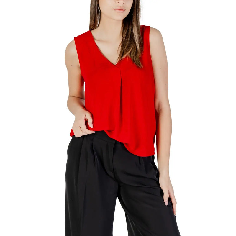 Ein leuchtend rotes, ärmelloses Damen-Tanktop top mit AV-Ausschnitt aus weichem, fließendem Polyestergewebe
