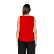 Ein leuchtend rotes, ärmelloses Tanktop aus Polyester top für Frauen mit AV-Ausschnitt und glatter, figurbetonter Silhouette