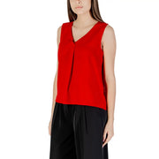 Ein leuchtendes Rot only Frauenpanzer top mit V-Ausschnitt, ärmellosem Design, dezenten Falten vorne, aus Polyester