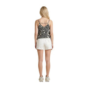 Eine Frau, die ein only schwarzes Damen-Viskose-Tanktop top mit V-Ausschnitt und dünnen Trägern, kombiniert mit cremefarbenen Shorts