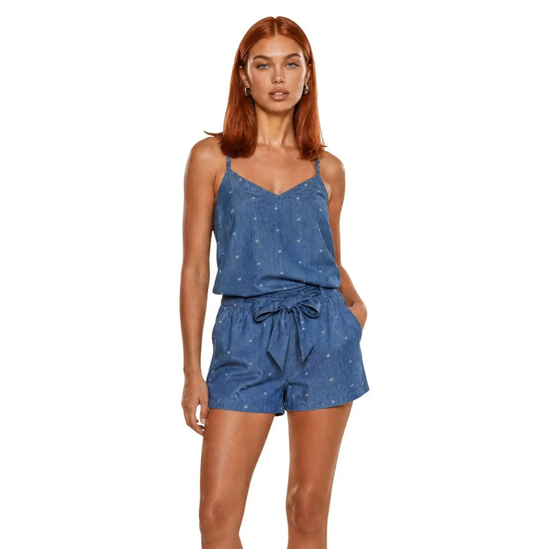 Ärmelloses Tanktop aus blauer Baumwolle mit V-Ausschnitt top kombiniert mit einem blauen Jeans-Overall mit weißen Sternen und einem Bindegürtel