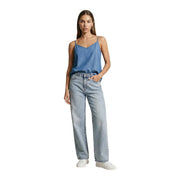 Hellblaue Jeans mit geradem Bein und klassischer Naht, kombiniert mit only Frauenpanzer top blaues Baumwoll-Tanktop mit V-Ausschnitt (wvn)