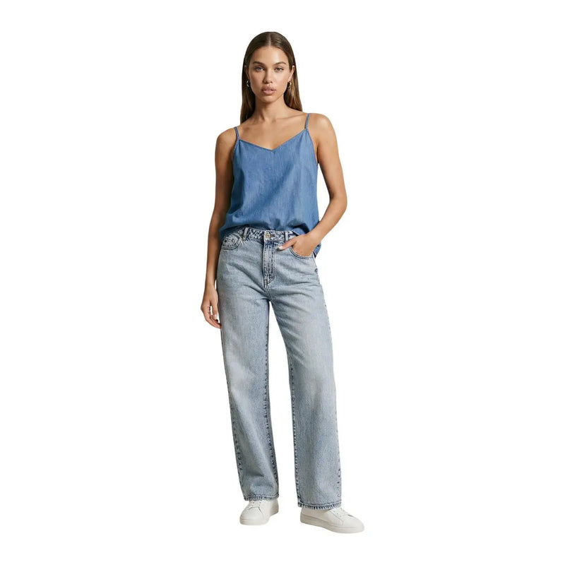 Hellblaue Jeans mit geradem Bein und klassischer Naht, kombiniert mit only Frauenpanzer top blaues Baumwoll-Tanktop mit V-Ausschnitt (wvn)