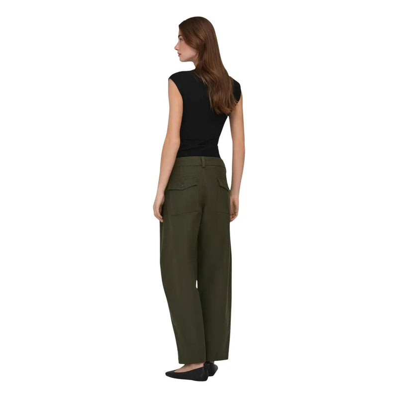 Olivgrüne, weit geschnittene Hose mit taillierter Passform und dezenten Vordertaschen, kombiniert mit only Damen schwarzes Baumwoll-Lycra top