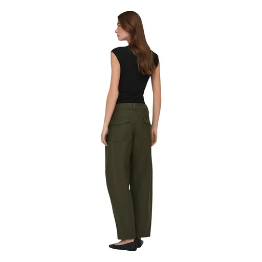 Olivgrüne, weit geschnittene Hose mit taillierter Passform und dezenten Vordertaschen, kombiniert mit only Damen schwarzes Baumwoll-Lycra top
