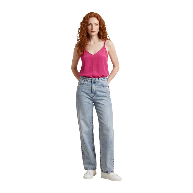 Hellblaue Jeans mit geradem Bein und klassischem Fünf-Taschen-Design ergänzen das Outfit. only Frauen top fuchsiafarbene Träger aus Viskosemischung