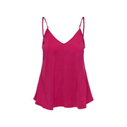 Ein leuchtend fuchsiafarbenes Satin-Camisole mit geflochtenen Spaghettiträgern und V-Ausschnitt aus Viskosemischgewebe
