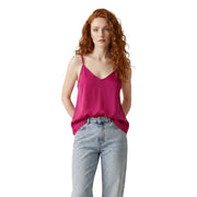Ein leuchtend fuchsiafarbenes Satin-Camisole mit dünnen Trägern und V-Ausschnitt aus Viskosemischung von Only Frauen