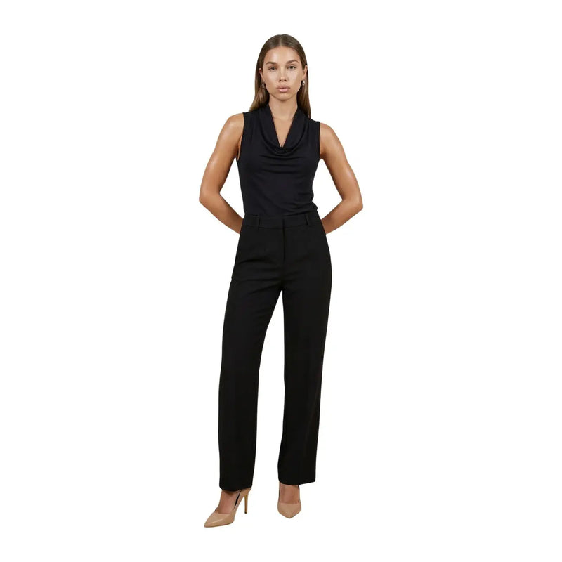 Schwarzer, ärmelloser Jumpsuit aus Viskose mit Wasserfallausschnitt, taillierter Hose und elegantem, modernem Design für Damen.