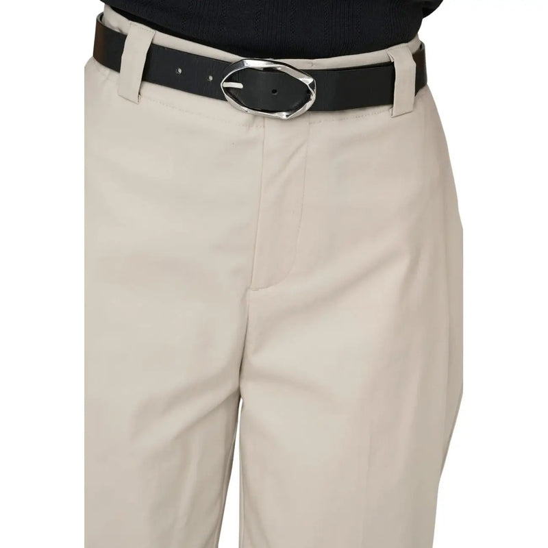 Schwarzer Ledergürtel mit silberfarbener ovaler Schnalle, kombiniert mit only Damen beige Baumwoll-Stretchhose Größe 30