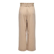 Beigefarbene, hochgeschnittene Hose mit weitem Bein only Damenhose mit Spitzeneinsätzen vorne, aus Viskosemischgewebe mit dezenten Falten.