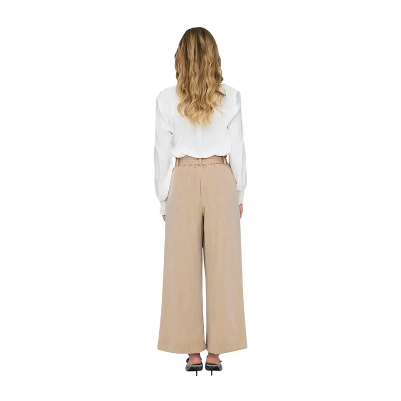 Beigefarbene, hochgeschnittene Hose mit weitem Bein only Damenhose mit Spitzentaschen vorne und taillierter Passform aus Viskosemischung