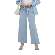 Hellblaue, weit geschnittene Hose mit Bindebund aus Viskosemischgewebe und Spitzentaschen vorne.