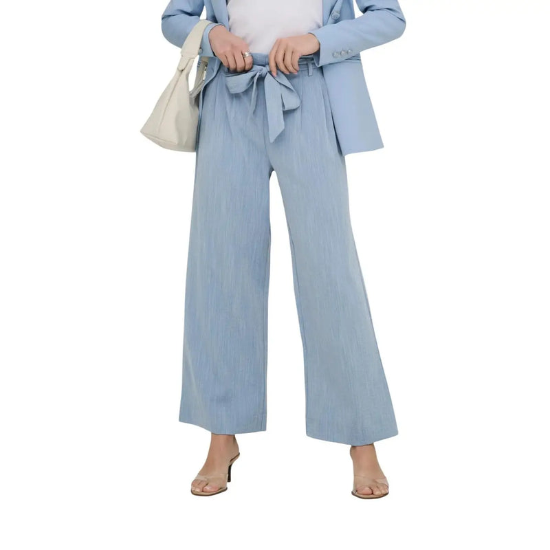 Hellblaue, weit geschnittene Hose mit Bindebund aus Viskosemischgewebe und Spitzentaschen vorne.
