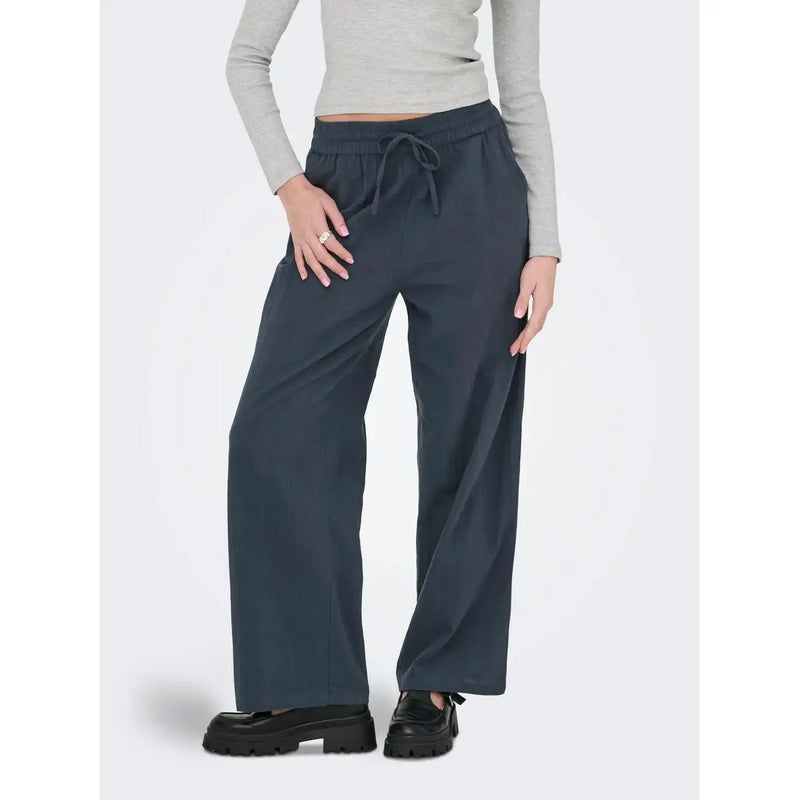 Only Schwarze Damen-Baumwollhose mit Spitzendetails, dargestellt als dunkelgraue, weit geschnittene Jogginghose mit elastischem Bund und Kordelzug