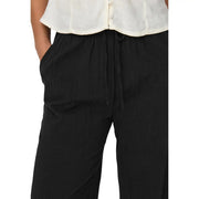 Only Schwarze Damen-Baumwollhose mit Spitzendetails, lockerer Passform und dezenten vertikalen Falten.