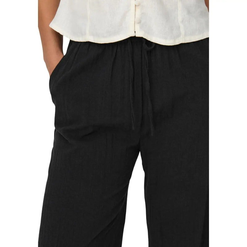Only Schwarze Damen-Baumwollhose mit Spitzendetails, lockerer Passform und dezenten vertikalen Falten.
