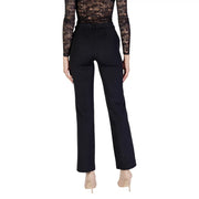 Schwarze, hochgeschnittene, gerade geschnittene Hose aus Polyester only Damenhose mit dezenten Falten hinten und Reißverschluss mit Knopfverschluss
