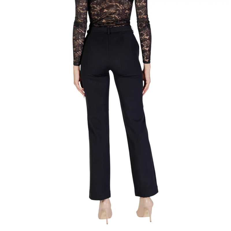 Schwarze, hochgeschnittene, gerade geschnittene Hose aus Polyester only Damenhose mit dezenten Falten hinten und Reißverschluss mit Knopfverschluss