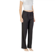 Schwarze, plissierte Hose mit weitem Bein von Only Damen mit taillierter Passform und dezenten Vordertaschen im regulären Passformdesign