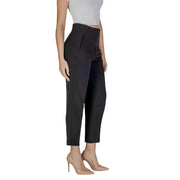Schwarz only Damenhose mit hohem Bund, Reißverschlusstaschen vorne, eleganter, taillierter Passform und dezenten Bundfalten vorne.