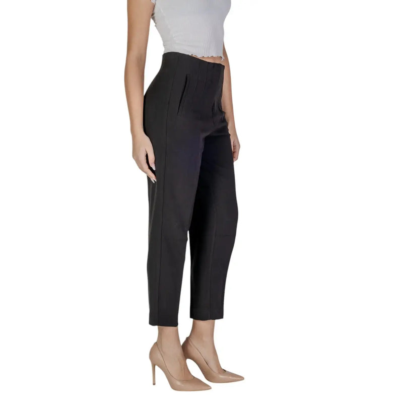Schwarz only Damenhose mit hohem Bund, Reißverschlusstaschen vorne, eleganter, taillierter Passform und dezenten Bundfalten vorne.