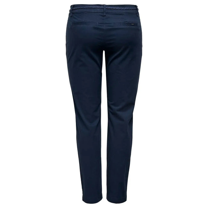 Only Dunkelblaue, schmal geschnittene Baumwollhose für Damen mit geflochtenem Gürteldetail, ideal für Frühling und Sommer