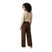 Only Damen-Hose in schmaler Passform aus braunem Polyester-Elastan, kombiniert mit einem beigen Rippstrickpullover (Vorderansicht).