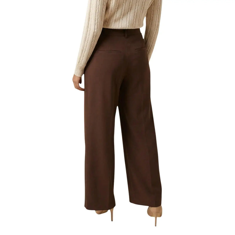 Braune, schmal geschnittene Damenhose aus Polyester-Elastan mit taillierter, weitem Bein und dezenten Vordertaschen.