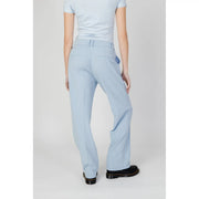 Only Damen hellblaue, schlichte Polyesterhose mit geradem Bein und Markenaufnäher auf der Gesäßtasche (Ansicht)