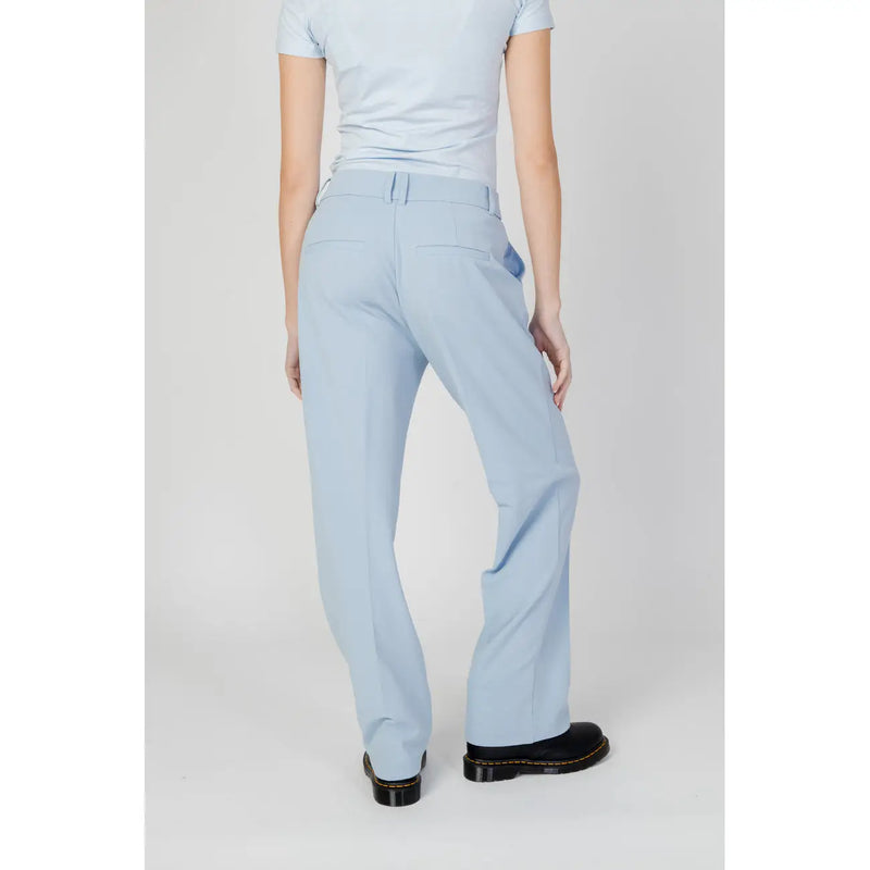 Only Damen hellblaue, schlichte Polyesterhose mit geradem Bein und Markenaufnäher auf der Gesäßtasche (Ansicht)