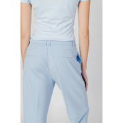 Only Hellblaue, taillierte Damenhose aus Polyester mit dezentem Glanz, schlichtem Reißverschluss und Knopfverschluss