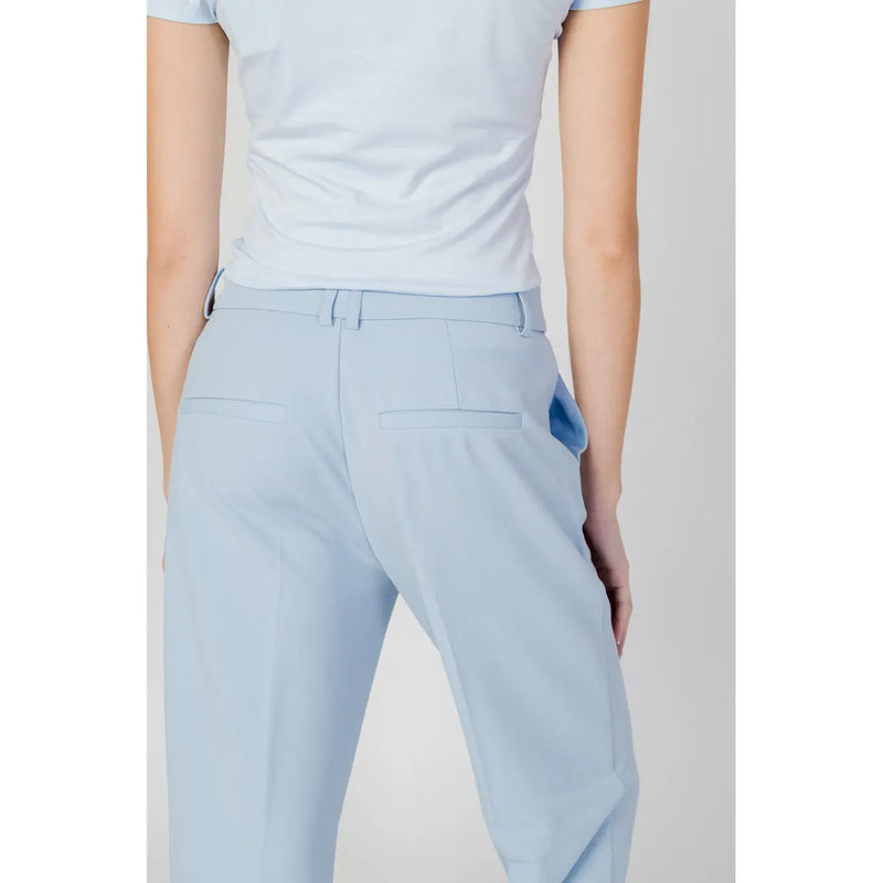 Only Hellblaue, taillierte Damenhose aus Polyester mit dezentem Glanz, schlichtem Reißverschluss und Knopfverschluss