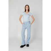 Hellblaues Kurzarmshirt mit V-Ausschnitt aus Polyester t-shirt mit kleinem, gesticktem Logo auf der linken Brustseite für Damenhosen-Outfit