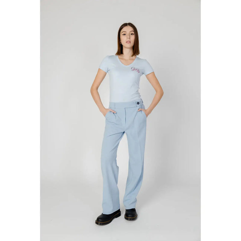 Hellblaues Kurzarmshirt mit V-Ausschnitt aus Polyester t-shirt mit kleinem, gesticktem Logo auf der linken Brustseite für Damenhosen-Outfit