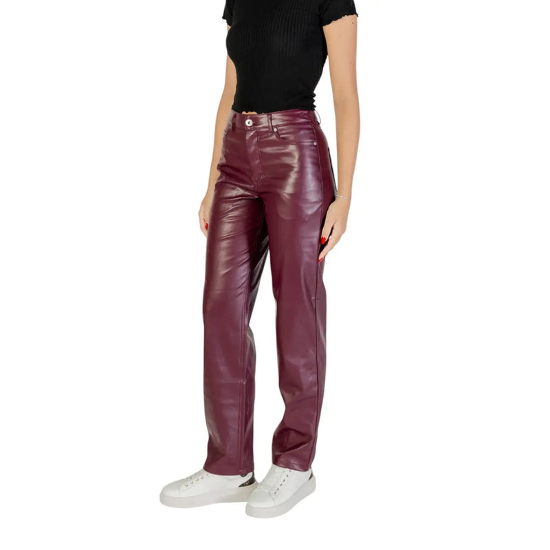 Hochgeschnittene, bordeauxrote Kunstlederhose mit glänzender Oberfläche, fünf Taschen und Reißverschluss mit Knopfverschluss