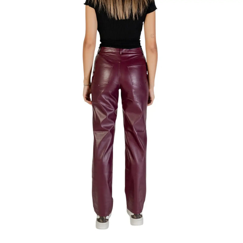 Ein Paar only Damen-Kunstlederhose in Burgunderrot mit hohem Bund und geradem Bein sowie klassischen Gesäßtaschen, von hinten gesehen.