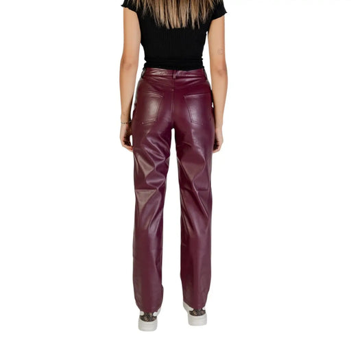 Ein Paar only Damen-Kunstlederhose in Burgunderrot mit hohem Bund und geradem Bein sowie klassischen Gesäßtaschen, von hinten gesehen.