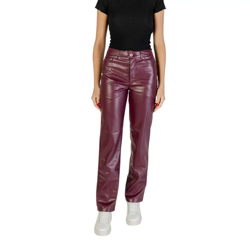 Hochgeschnittene, bordeauxrote Kunstlederhose mit glänzendem Polyester-Reißverschlussknopf und klassischem Fünf-Taschen-Design