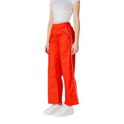 Leuchtend rote, weite Baumwoll-Jogginghose mit weißen Seitenstreifen und elastischem Bund für Frühling und Sommer von Only Frauen