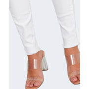 Transparente Acryl-Sandalen mit Blockabsatz und durchsichtigen Riemen, kombiniert mit only Damen weiße Baumwoll-Stretchhose in schmaler Passform