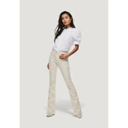 Only Weiße Damen-Jeans aus Stretch-Baumwolle in Cremefarbe mit ausgestelltem Bein, klassischem Fünf-Taschen-Design und Knopfleiste.