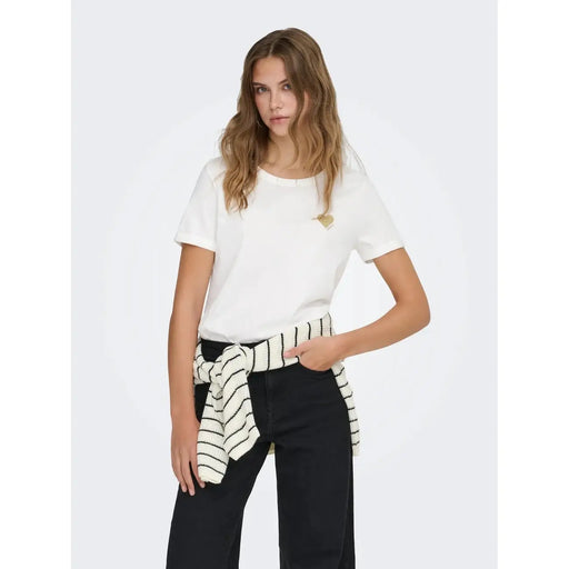 Only Weißes, kurzes Baumwoll-T-Shirt für Damen mit Rundhalsausschnitt und kleinem goldenen Herz-Emblem auf der linken Brust, Artikelnummer 15244714