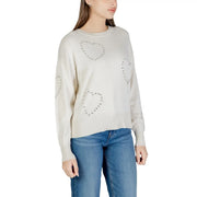 cremefarben only Damen-Strickpullover aus Viskose mit Rundhalsausschnitt und herzförmigen Mustern, die von silbernen Nieten umrandet sind