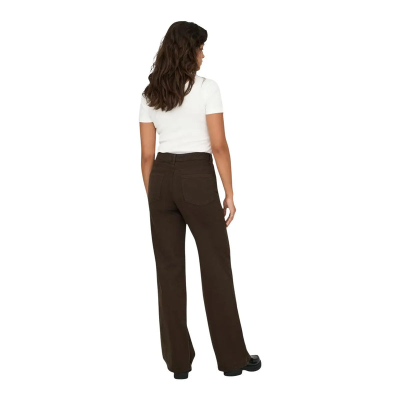 Only Weit geschnittene braune Damenjeans aus Baumwolle mit geradem Schnitt und klassischen Gesäßtaschen, die die Rückseite zeigen.