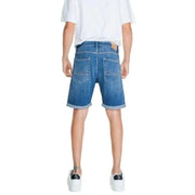 Jack & Jones Männer Shorts: Blaue Jeansshorts mit hochgekrempelten Hosenbeinen, getragen von einer Person