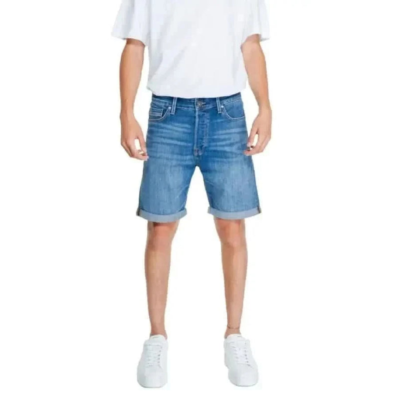 Ein Paar blaue Jeansshorts mit hochgekrempelten Hosenbeinen, Jack & Jones Männer Shorts von Jack & Jones