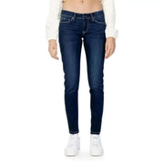 Pepe Jeans Women’s dark blue skinny jeans, white sweater, and white sneakers