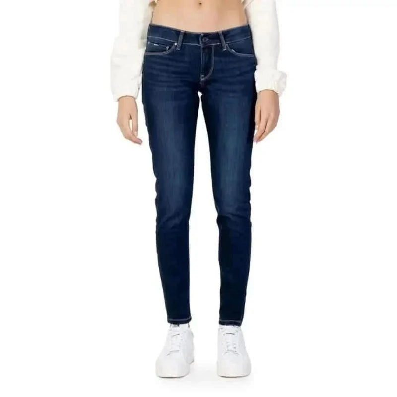 Pepe Jeans Women’s dark blue skinny jeans, white sweater, and white sneakers